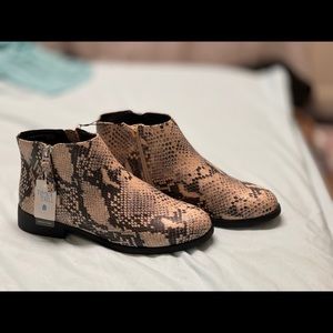 Time and tru booties